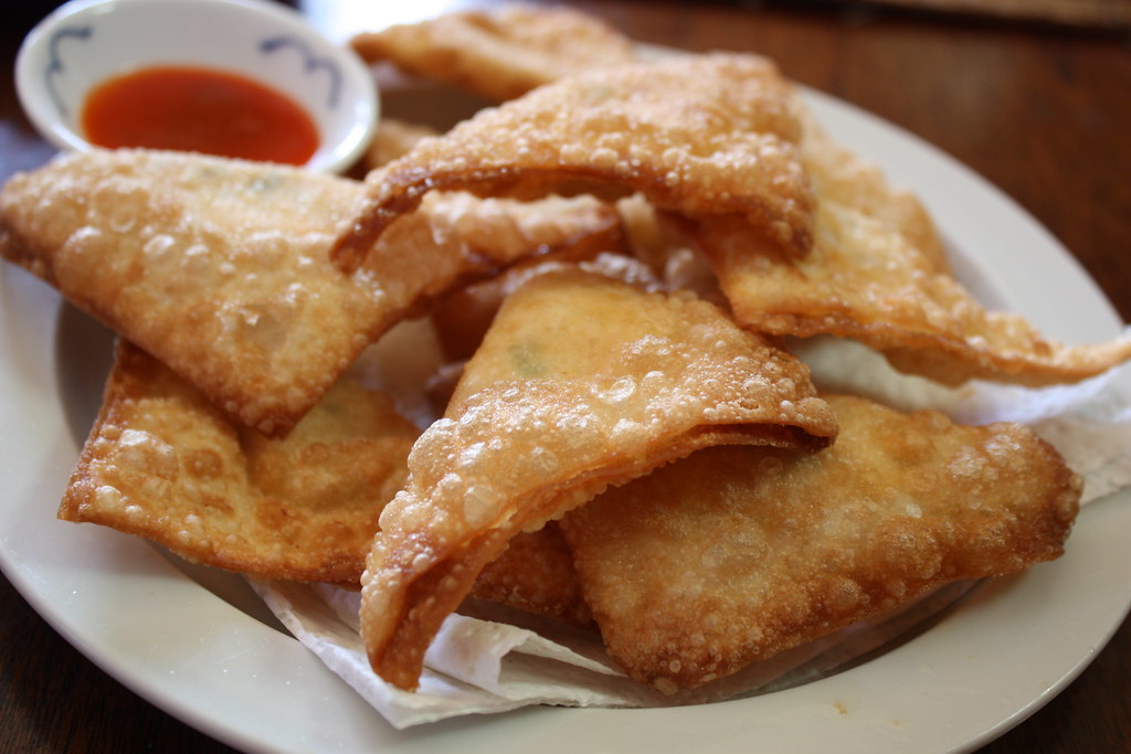 Crab Rangoon Dip With Wonton Chips