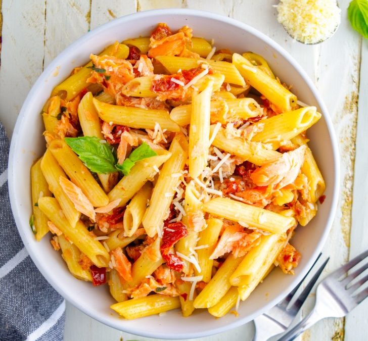 Easy Creamy Salmon Pasta Recipe – Perfect for Weeknight Dinners!